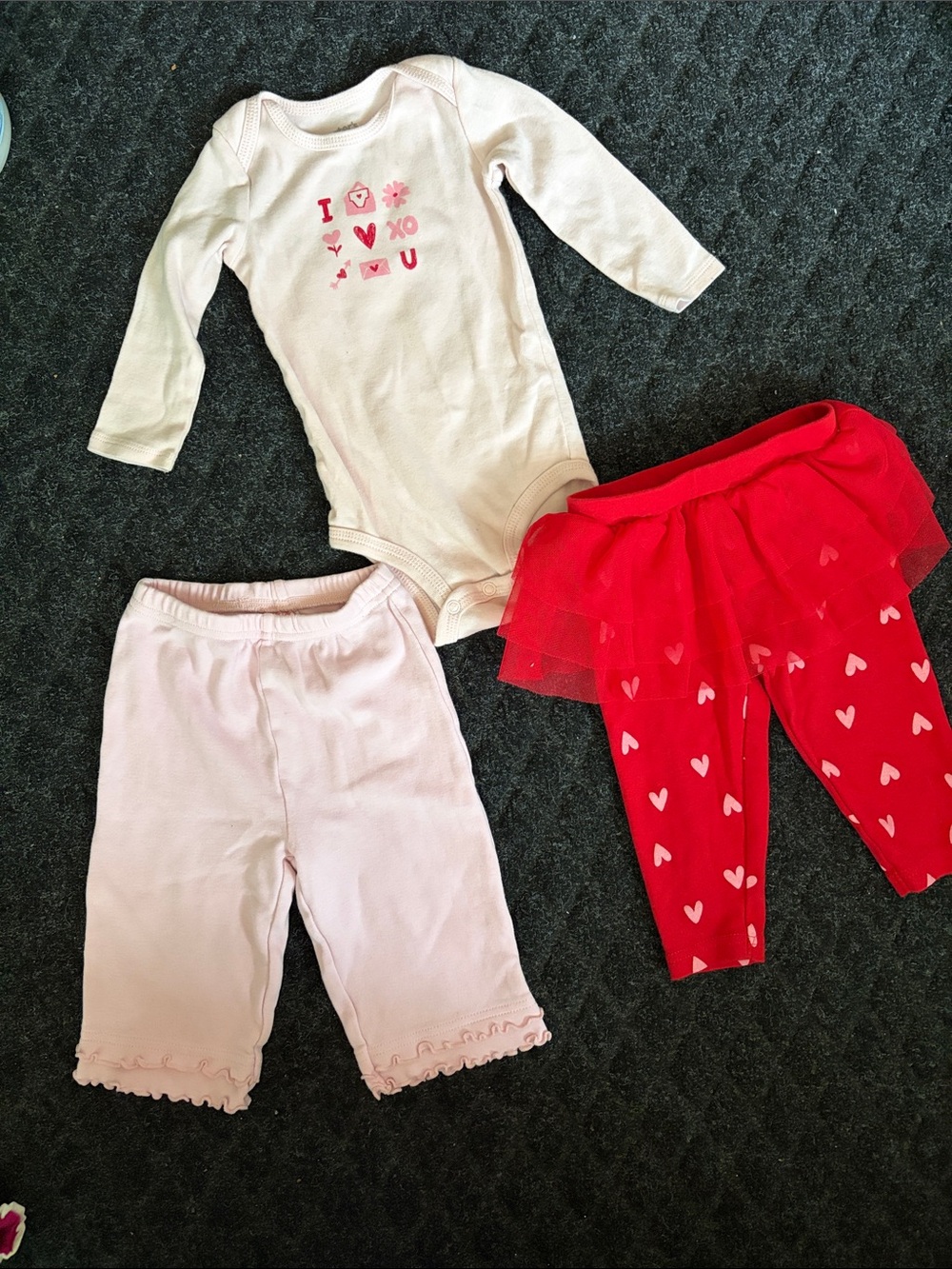 Carter's I Heart U 3-Piece Baby Onesie Set Size 9 Months
